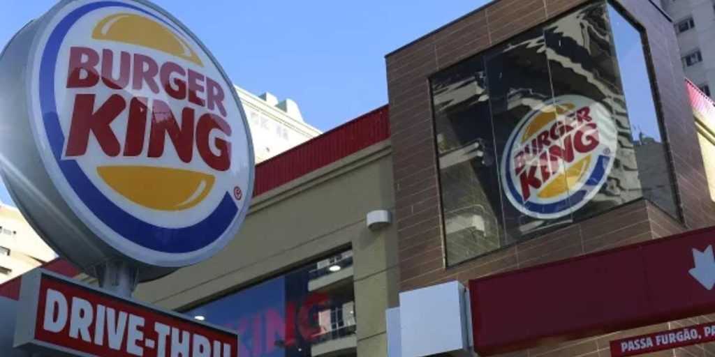 grave:-clientes-do-burger-king-se-enfurecem-com-escandalo-de-funcionario-e-fast-food-se-recusa-a-responder