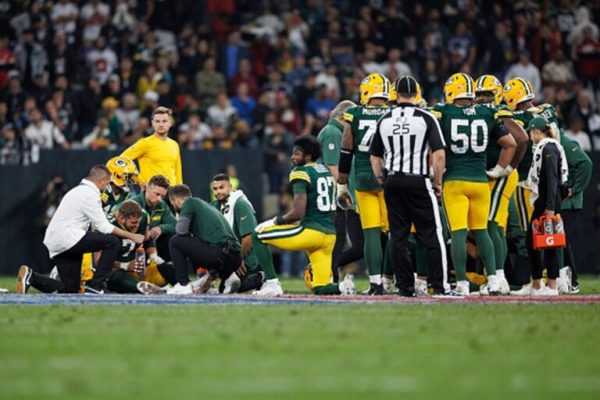 Vídeo: jogador da NFL vomita na bola em partida entre Packers e Colts video:-jogador-da-nfl-vomita-na-bola-em-partida-entre-packers-e-colts