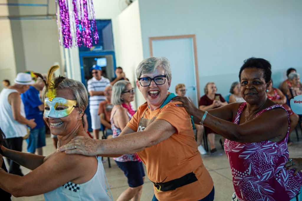 idosos-curtem-baile-de-carnaval-no-centro-de-convivencia-tia-lidia