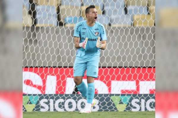 com-grandes-defesas,-fabio-e-muralha-do-fluminense-em-jogao-no-df