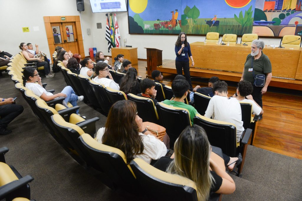 camara-jovem-2025-visita-legislativo-de-sao-paulo-e-se-prepara-para-a-2a-sessao
