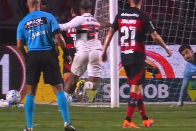 arrascaeta-rebate-influenciador-e-pede-analise-de-possivel-penalti