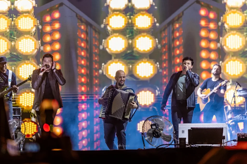 ruan-&-leandro-se-apresentam-para-uma-multidao-na-festa-do-peao-de-paulinia