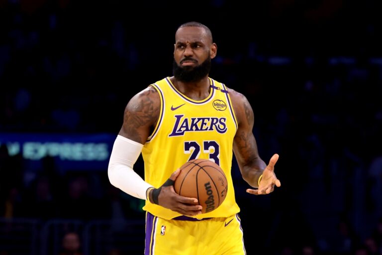 nba:-lebron-james-bate-boca-com-torcedor-apos-derrota-nos-playoffs