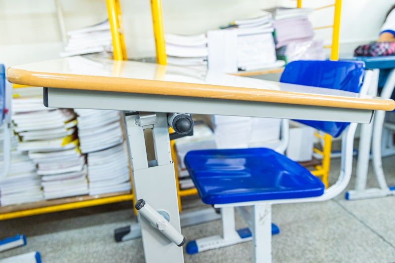 escolas-municipais-recebem-carteiras-adaptadas-e-brinquedos-educativos