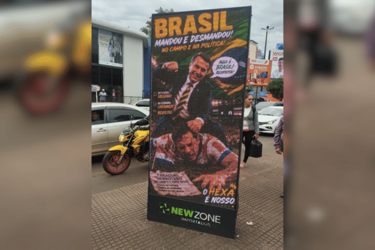 paineis-de-jogador-sendo-agredido-sao-retirados-no-paraguai;-entenda