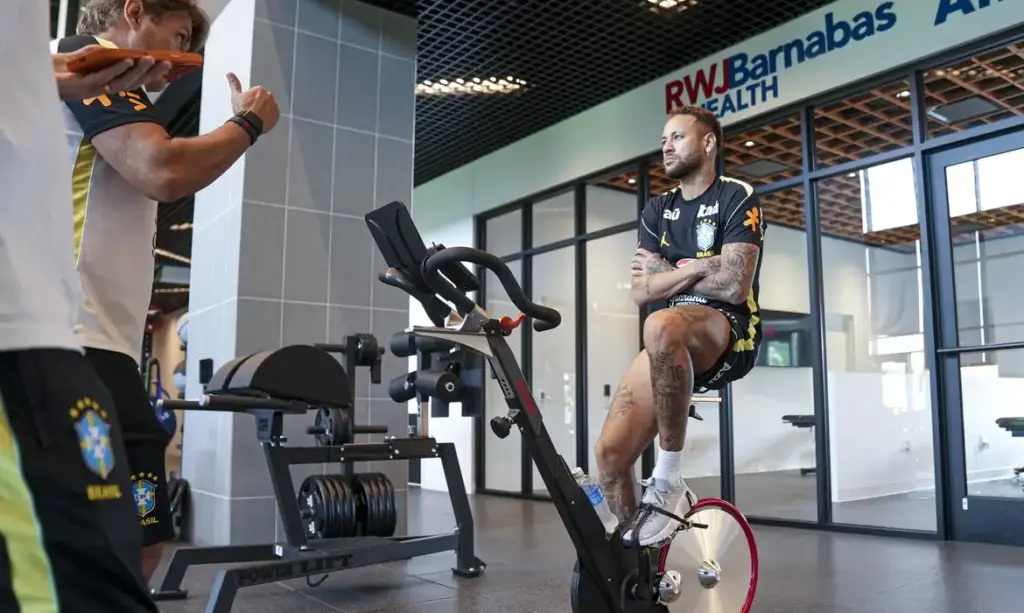 neymar-faz-novo-exame-e-segue-sem-treinar-na-selecao-brasileira