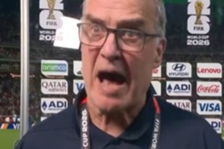 bielsa-grita-com-reporter-apos-eliminacao-do-uruguai-na-copa-do-mundo