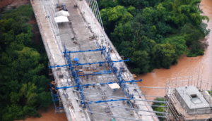 ‘beijo-da-ponte’-marca-uniao-estrutural-da-nova-ponte-estaiada-sobre-o-rio-atibaia-em-paulinia