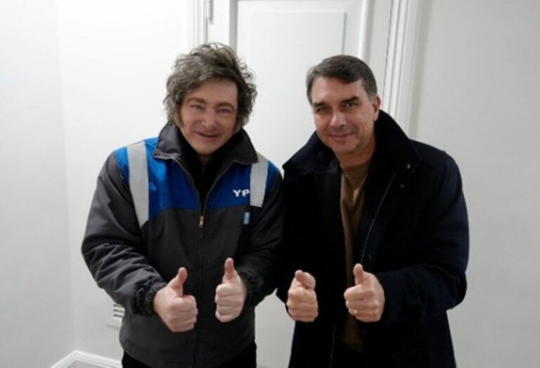 milei-se-reune-com-flavio-bolsonaro-na-argentina:-“vem-ai-a-mare-azul”