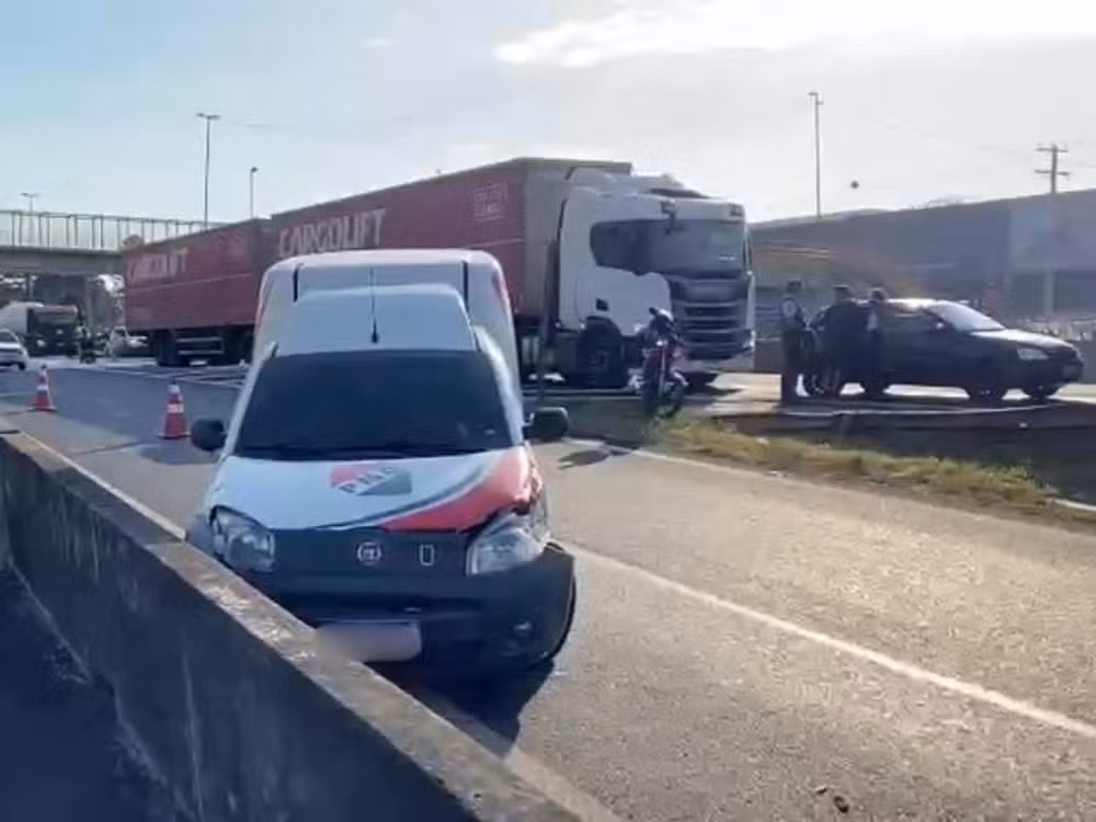 Carro capota e engavetamento provoca lentidão entre Sumaré e Paulínia carro-capota-e-engavetamento-provoca-lentidao-entre-sumare-e-paulinia