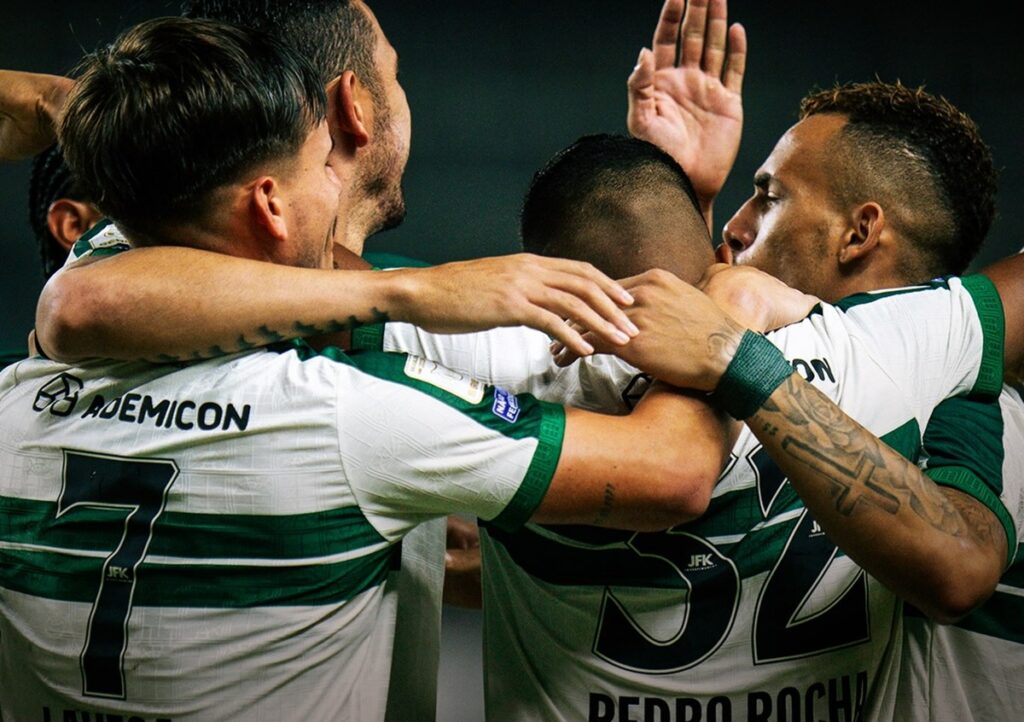 brasileirao:-com-duas-viradas,-coritiba-vence-o-remo-e-se-aproxima-do-g6