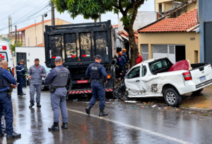 Caminhão-caçamba invade casa e destrói veículos durante chuva no Marieta Dian, em Paulínia caminhao-cacamba-invade-casa-e-destroi-veiculos-durante-chuva-no-marieta-dian,-em-paulinia