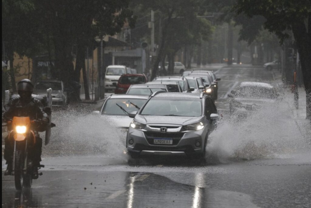 Rio tem alerta severo para rajadas de vento, pancadas de chuva e raios rio-tem-alerta-severo-para-rajadas-de-vento,-pancadas-de-chuva-e-raios